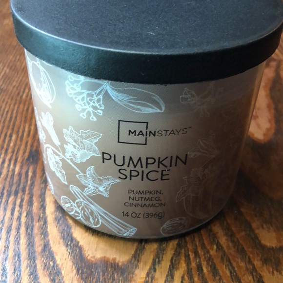 Large pumpkin spice wonderful smelling 3 wick candle - Picture 2 of 3